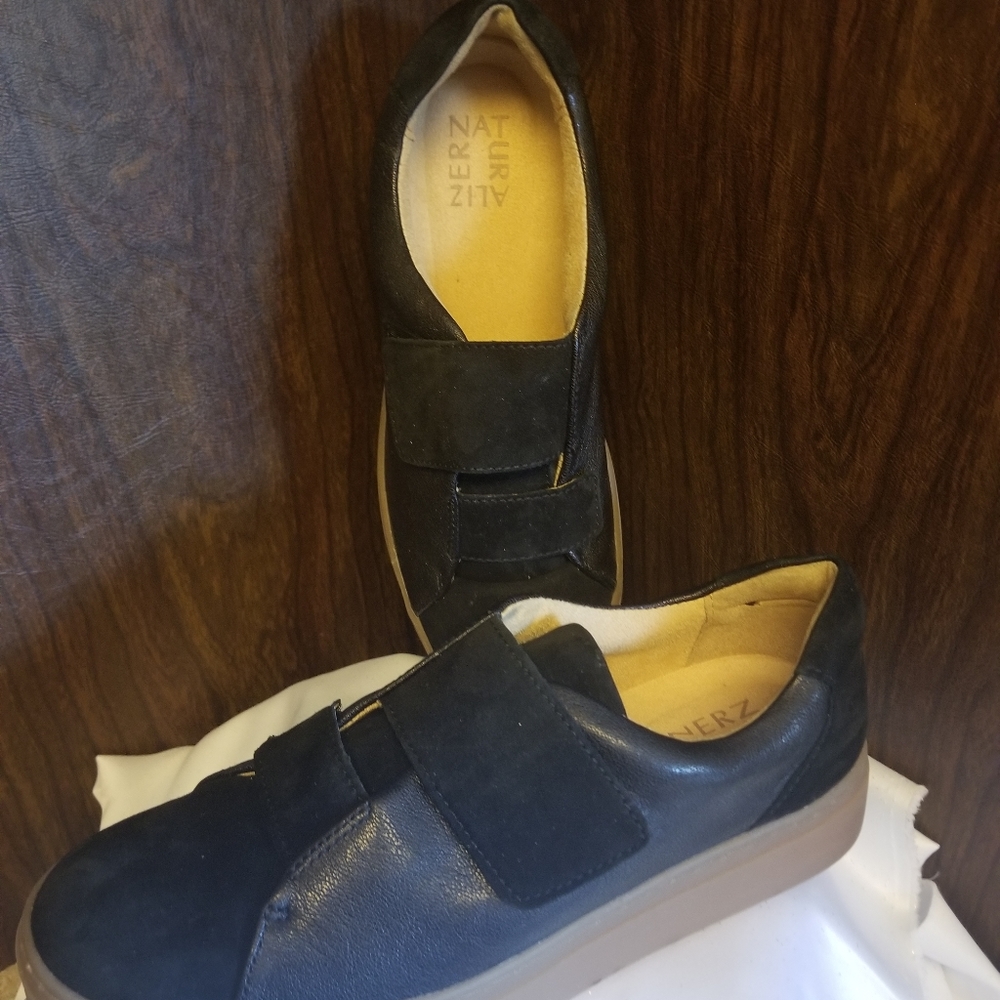 Lightly used Naturalizer womens shoes sz 8 charlie